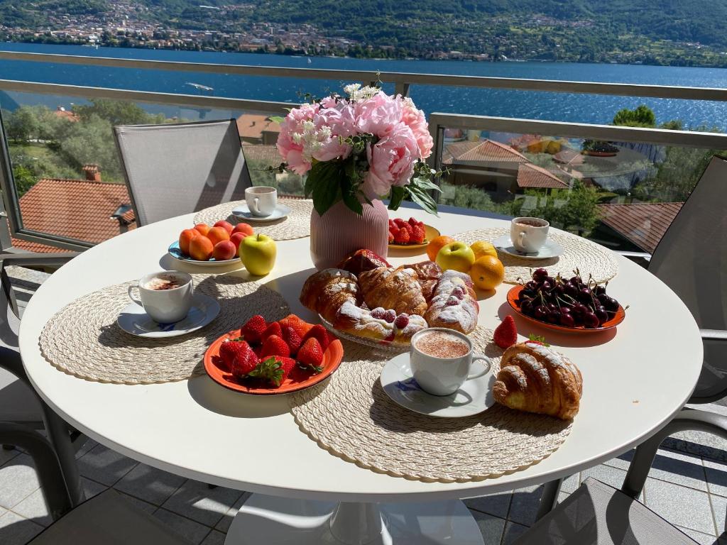 una mesa con platos de comida para el desayuno. en Le Terrazze sul Lago di Como, en Oliveto Lario