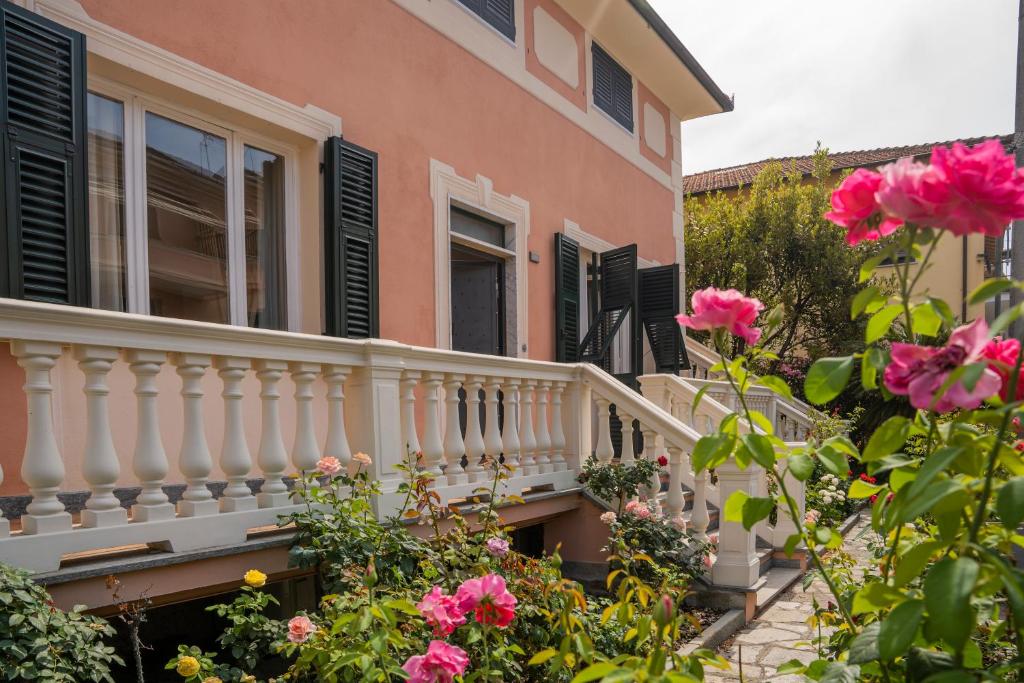 Casa con balcón blanco y flores rosas en 051 - Villa Genny Appartamento Agrumi, en Sestri Levante