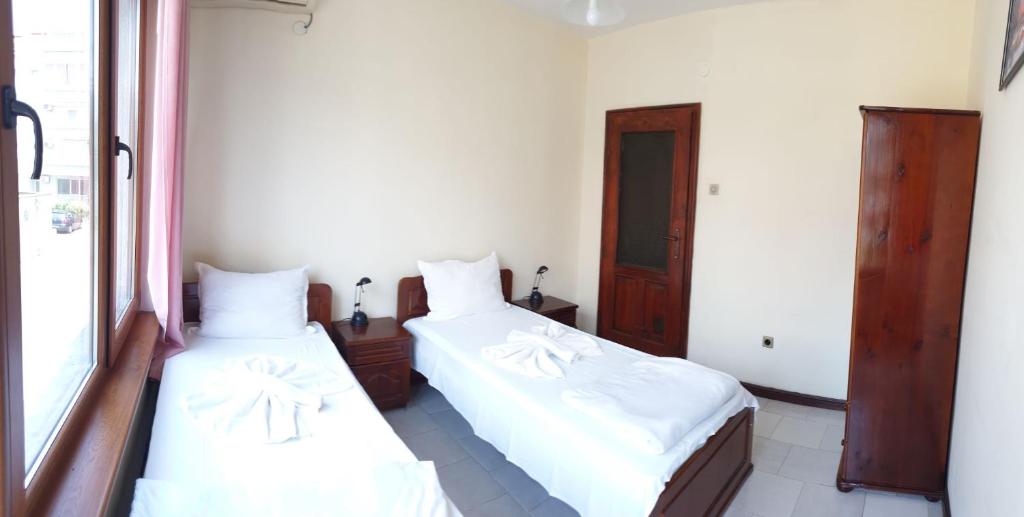 Postel nebo postele na pokoji v ubytování Lazur Hotel