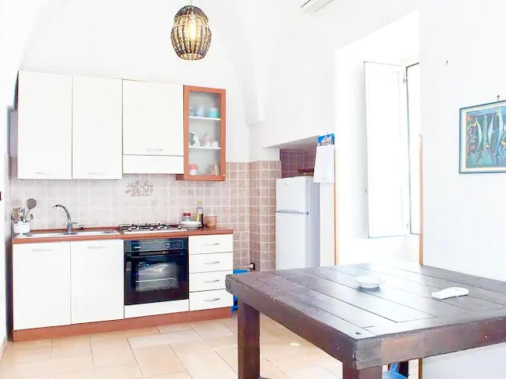 A kitchen or kitchenette at Stone House