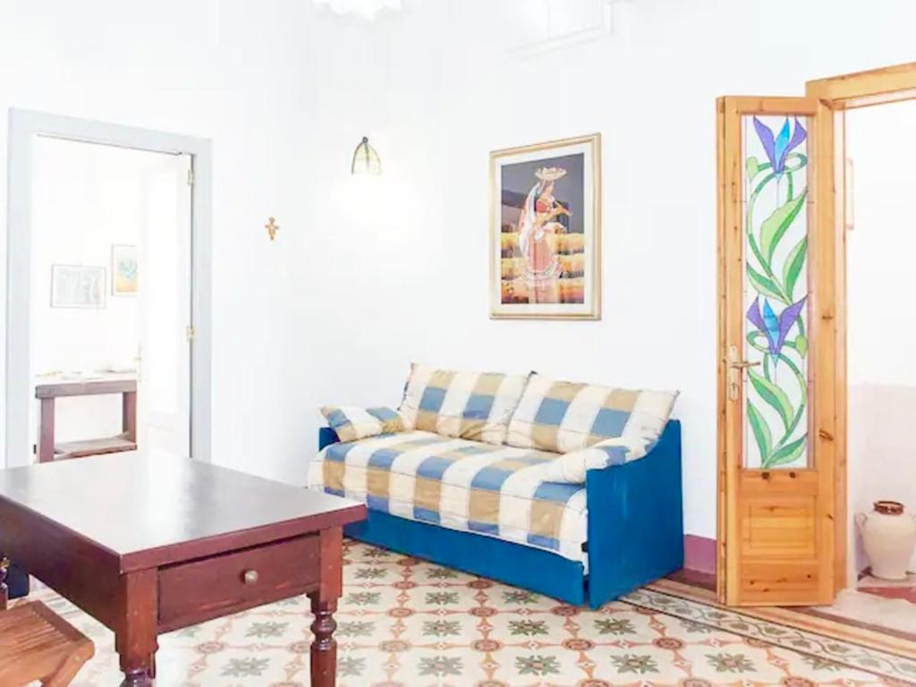 een woonkamer met een blauwe bank en een tafel bij Casa Mine Craft in Marittima