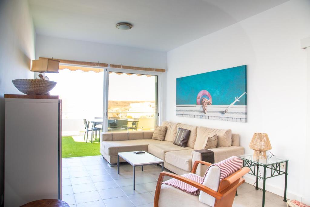 sala de estar con sofá y mesa en Vistas al Mar junto a la playa 3B en Poris de Abona