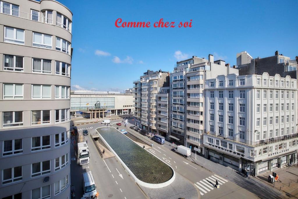 una vista aérea de una calle de la ciudad con edificios en Lichtrijk en comfortabel hoekappartement met gratis parking en zeer centraal gelegen - Comme Chez Soi, en Ostende