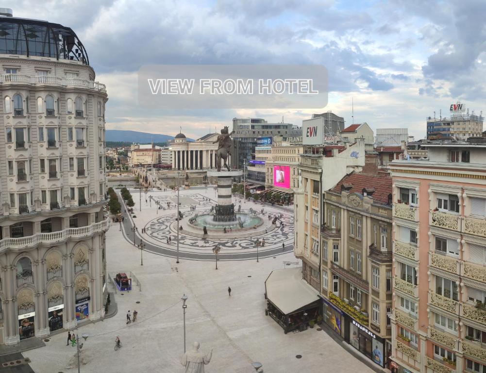 vistas a una calle de la ciudad con edificios en Hotel Square, en Skopje