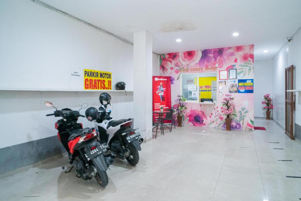 Fotografie z fotogalerie ubytování RedDoorz at MERR Rungkut Jl Gunung Anyar v destinaci Gununganjar