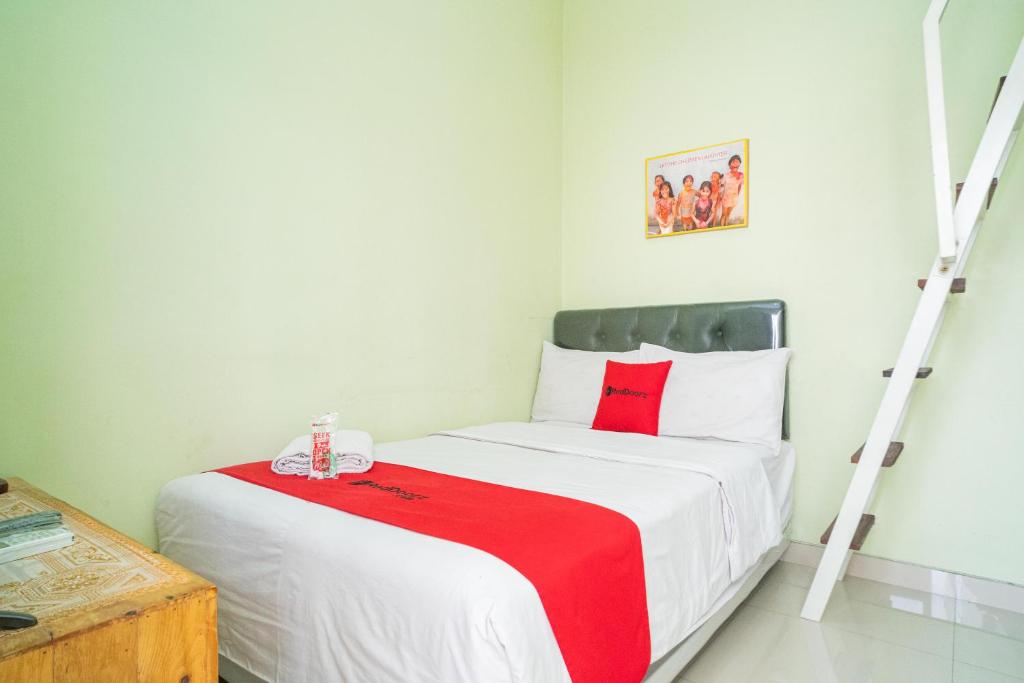 RedDoorz Syariah near Suncity Mall Sidoarjo - Housity