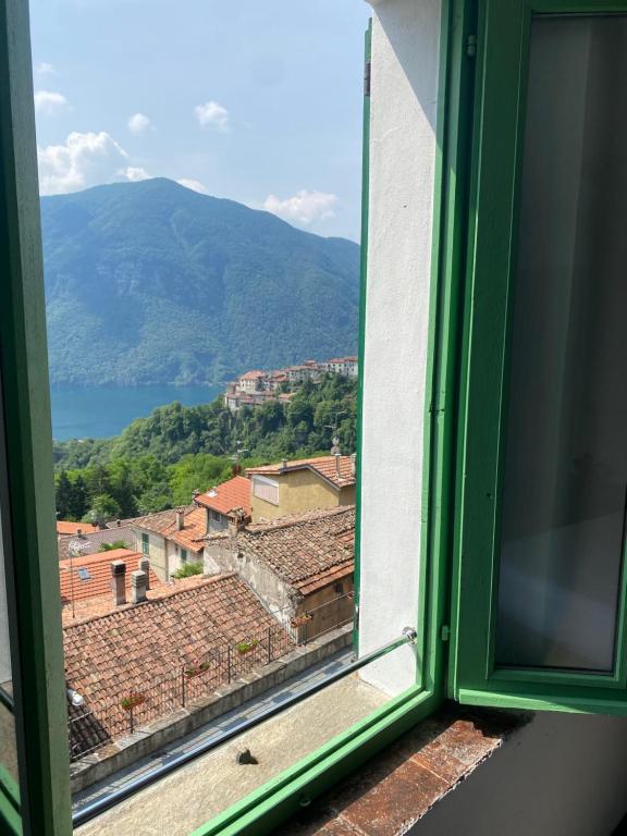 ventana con vistas a la montaña en Villa Verde, en Valsolda