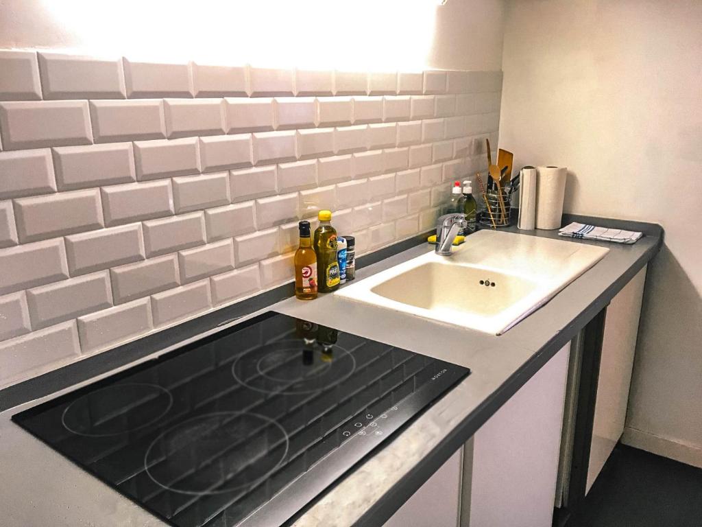 Kuchyňa alebo kuchynka v ubytovaní Le Chaudron d'Or - 41m2 - Hyper Centre - Mezzanine - Clim - WIFI HD