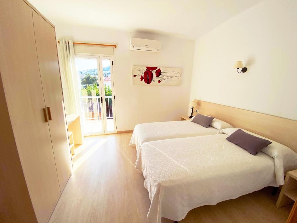 Postel nebo postele na pokoji v ubytování Habitaciones Camping Ferrer