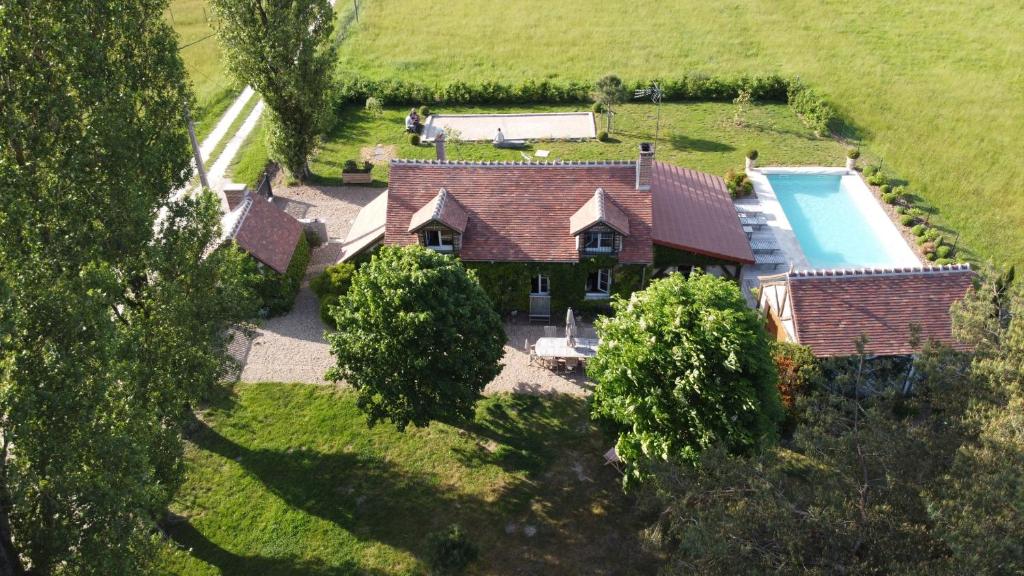 een luchtzicht op een huis met een zwembad bij Le Montillon in Tour-en-Sologne