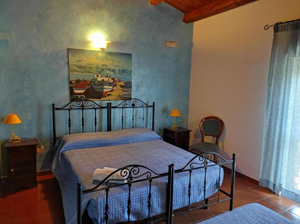 ミラッツォにあるLa Casetta B&Bのベッドルーム1室(ベッド1台付)が備わります。壁には絵画が飾られています。