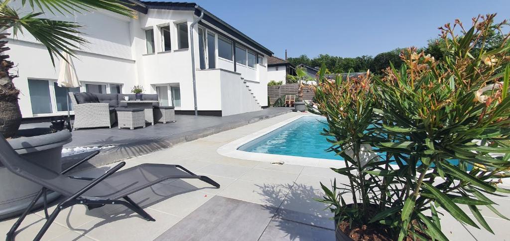 a backyard with a swimming pool and a house at Ferienwohnung 1-4 Personen in Goslar in Goslar