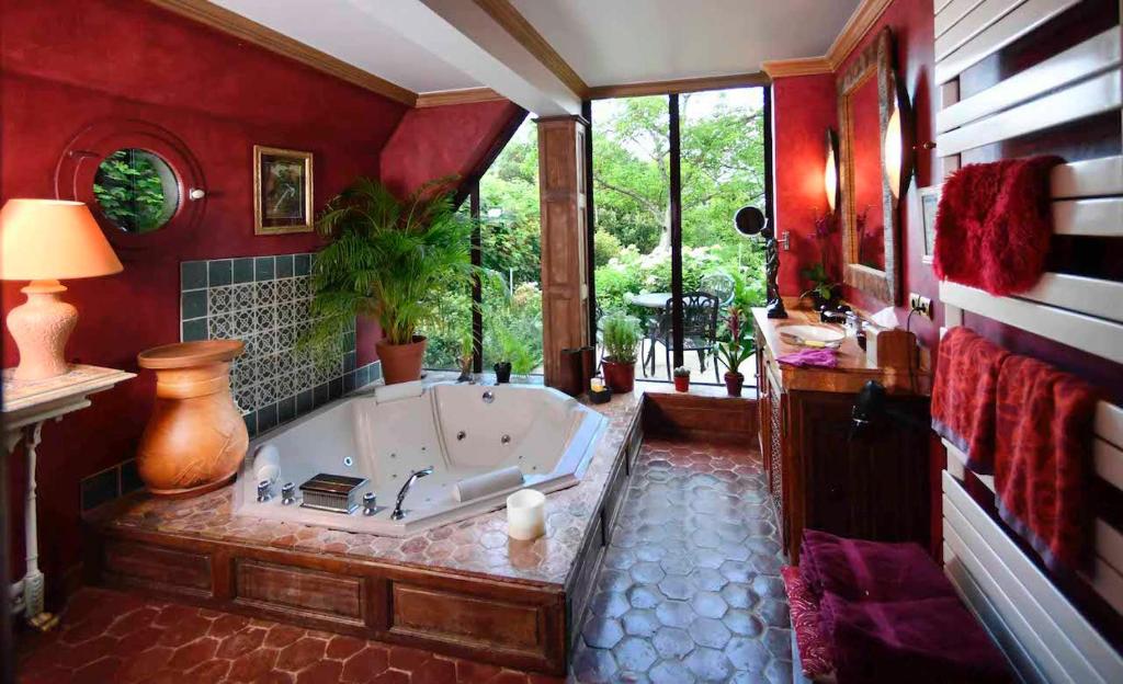 Toute Une Histoire près de Fontainebleau - Double Room With Spa Bath