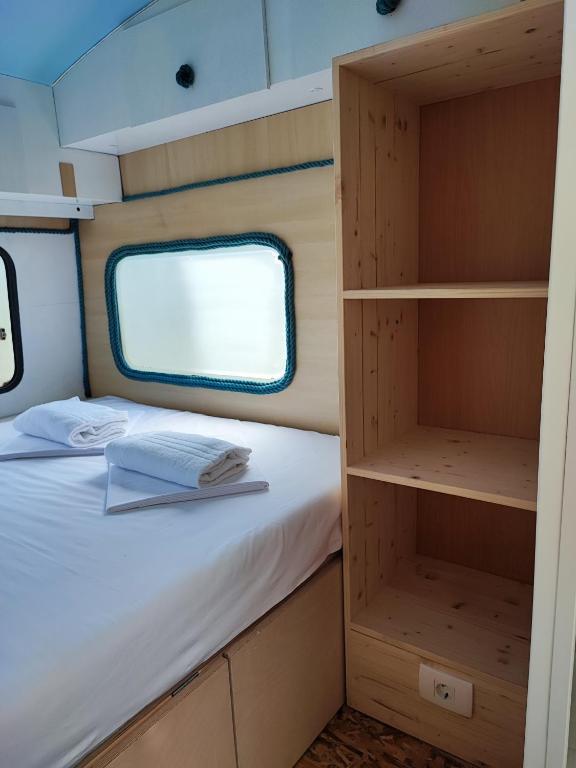 Postel nebo postele na pokoji v ubytování Hostel Trobenta in Oblak