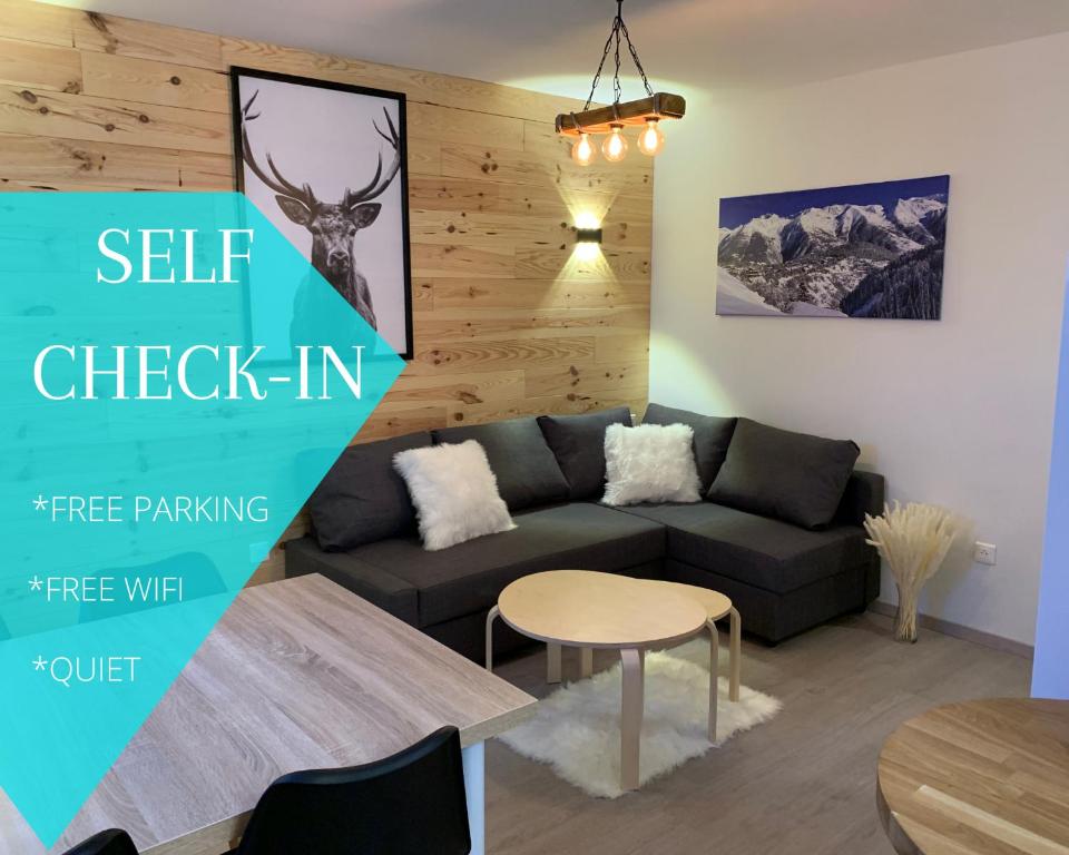 - un salon avec un canapé et une table dans l'établissement Cosy appartement au calme à deux pas du centre, à Auron