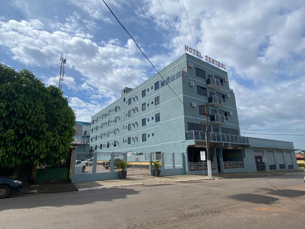 duży niebieski budynek na rogu ulicy w obiekcie Hotel Central w mieście Porto Velho