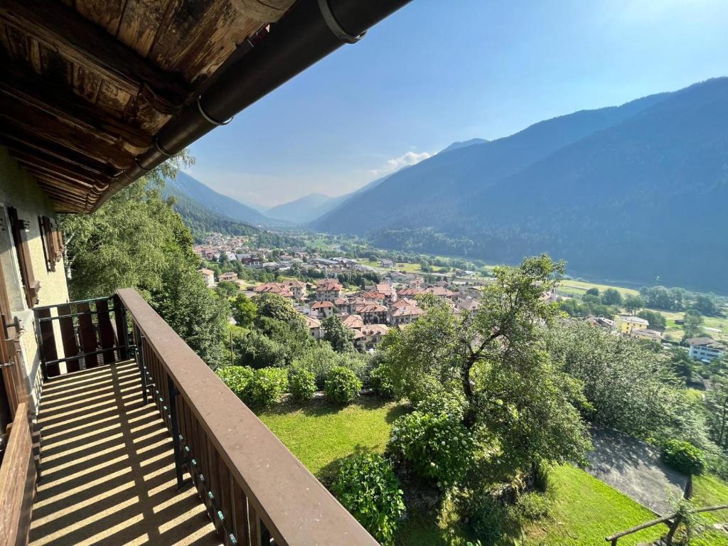 uma varanda de uma casa com vista para uma cidade em Trentino Val Rendena casa con vista 3 camere doppie e 2 bagni em Groppe de Fora