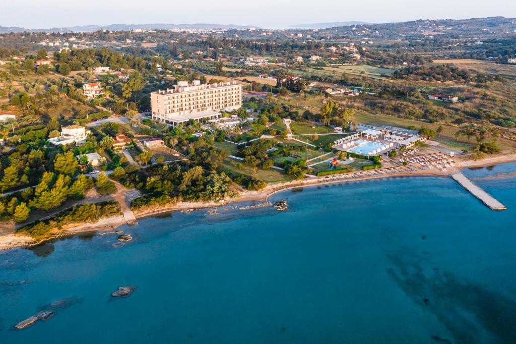 Luftblick auf ein Resort und das Meer in der Unterkunft Galaxy Hotel in Porto Heli