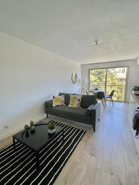 un salon avec un canapé et une table dans l'établissement LUMINEUX 35 m pour 2 - Centre-ville, à Cagnes-sur-Mer