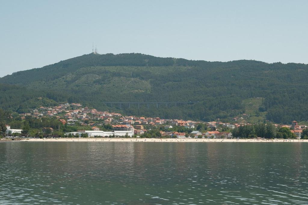 una ciudad a orillas de un cuerpo de agua en Precioso piso en el centro de Moaña, en Moaña