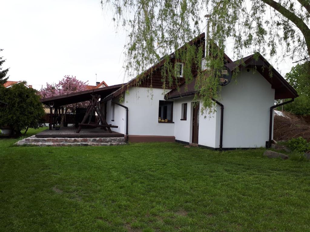 uma casa branca com um telhado de gambrel em Dom Góra na Mazurach em Góra