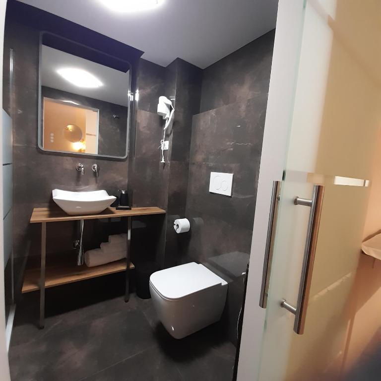 A bathroom at Residenza N&D Luxury