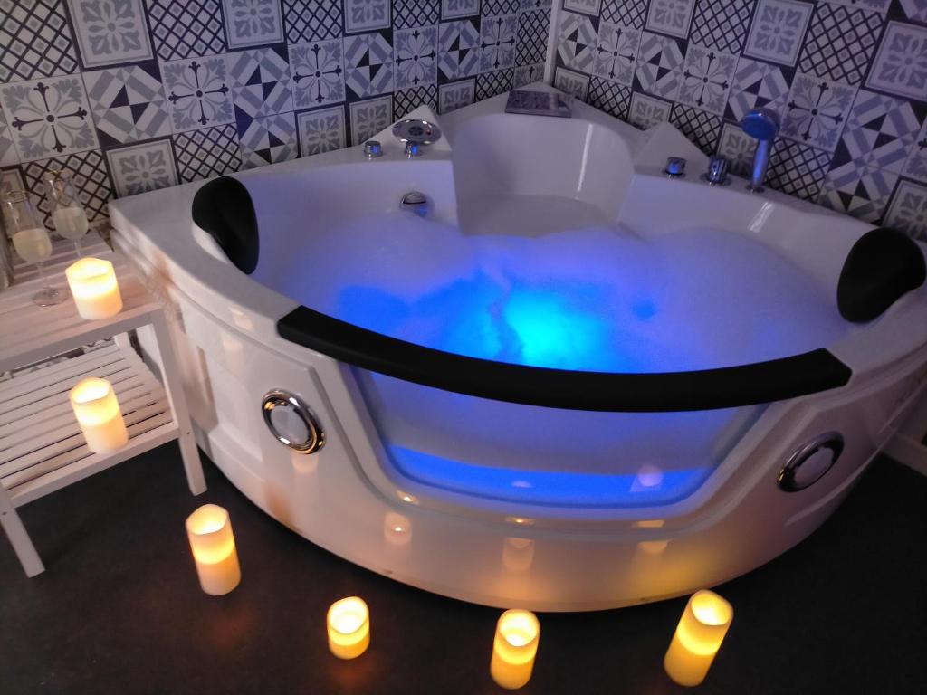 Naturalayos con jacuzzi privado - Jacuzzi privado en la habitación en Pelayos de la Presa