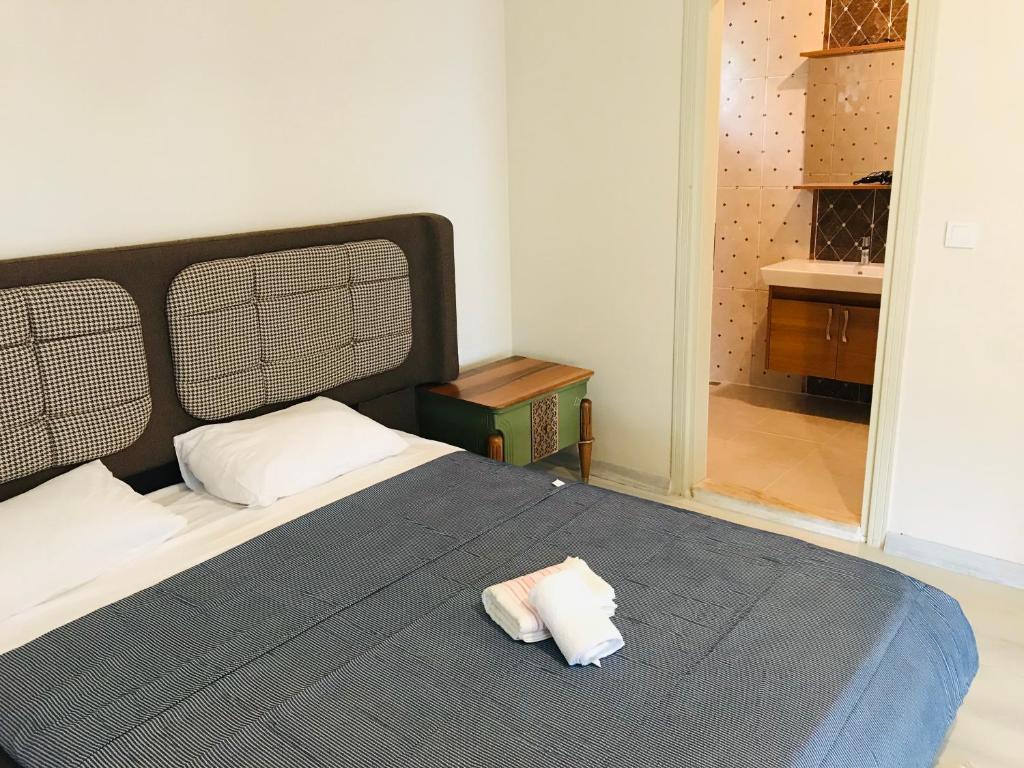 Ένα ή περισσότερα κρεβάτια σε δωμάτιο στο Sapanca Manzara Villa 2 Isıtma Havuzlu