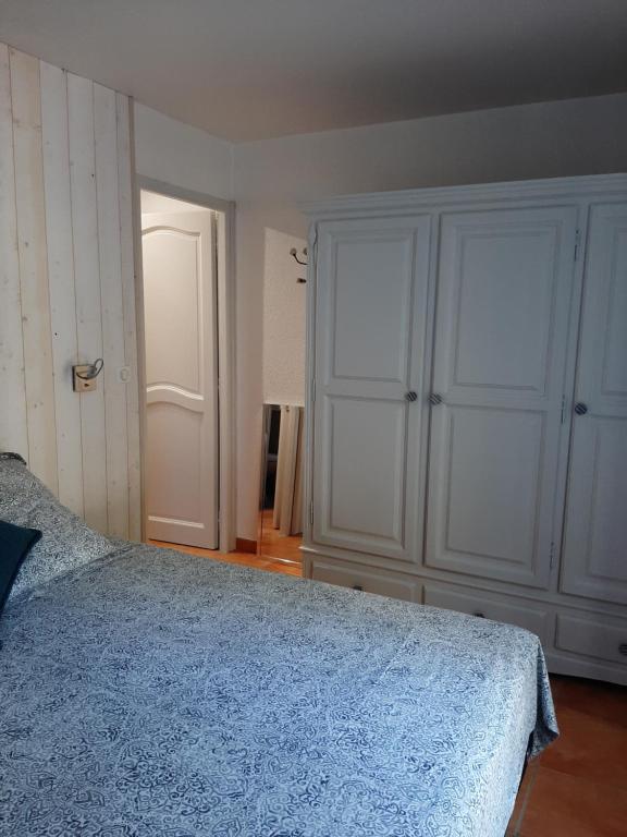 Łóżko lub łóżka w pokoju w obiekcie Le Méditerranéo