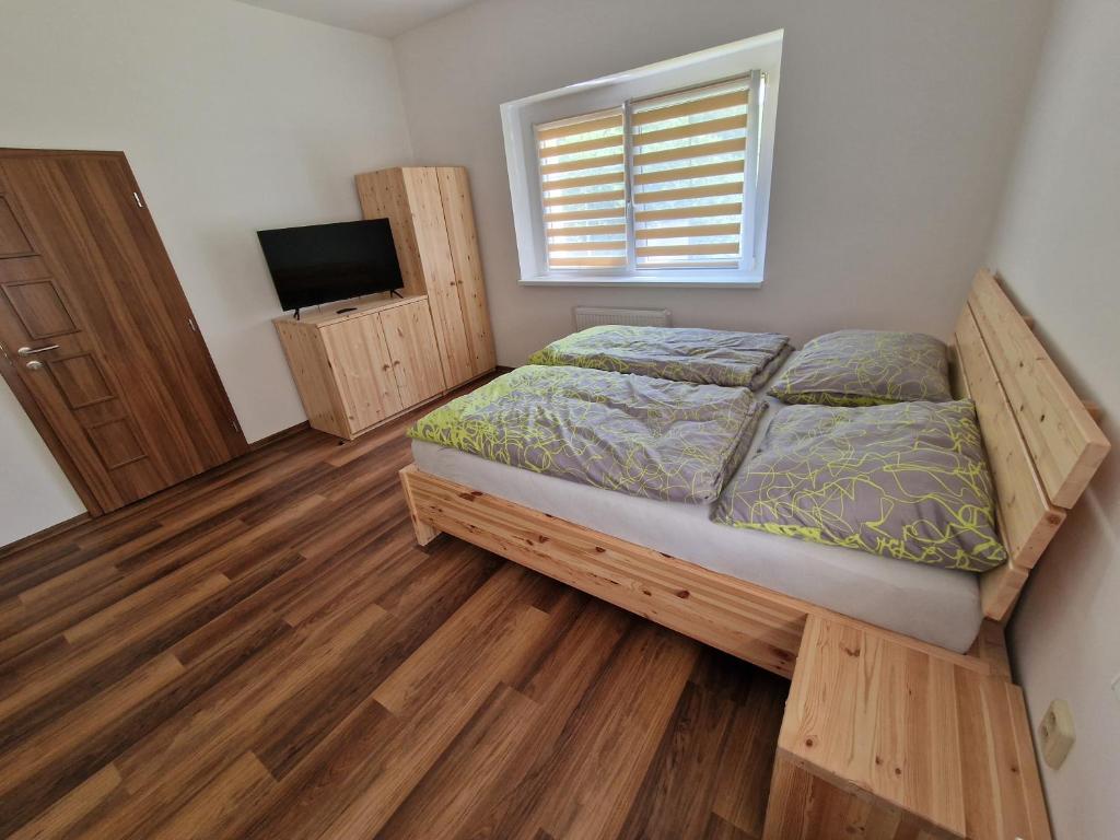 Postel nebo postele na pokoji v ubytování Hájenka