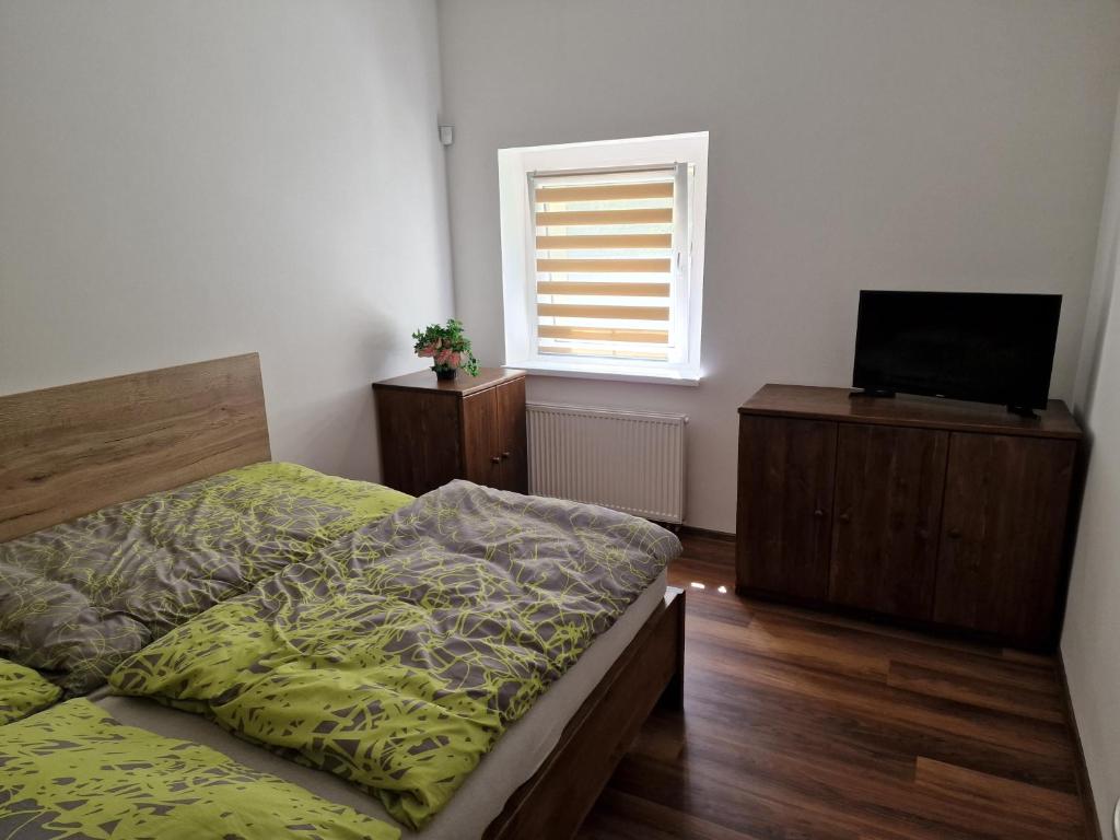 Postel nebo postele na pokoji v ubytování Hájenka