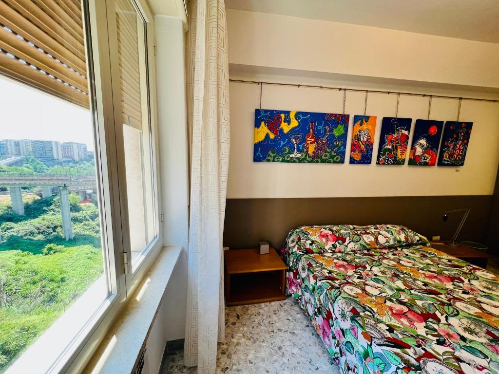 una camera da letto con un letto e una finestra di Il ramo d'oro a Napoli