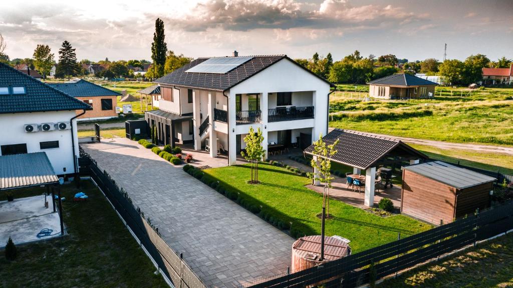 widok z lotu ptaka na dom z podwórkiem w obiekcie Erzsébet Vendégház Mórahalom w mieście Mórahalom