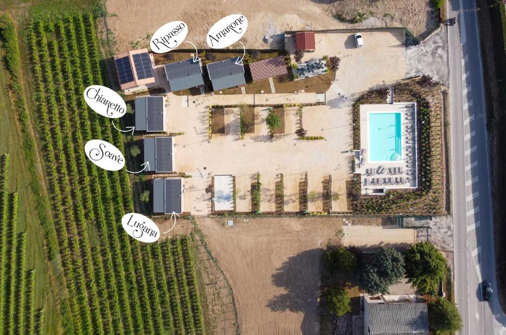 Bazén v ubytování Garda Di Vino Agricamping & Wine Shop Lazise nebo v jeho okolí