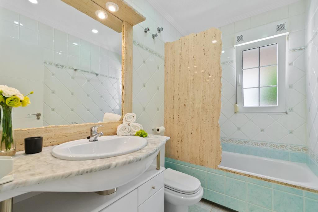 A bathroom at Villa Capricho Playa - Palm Beach