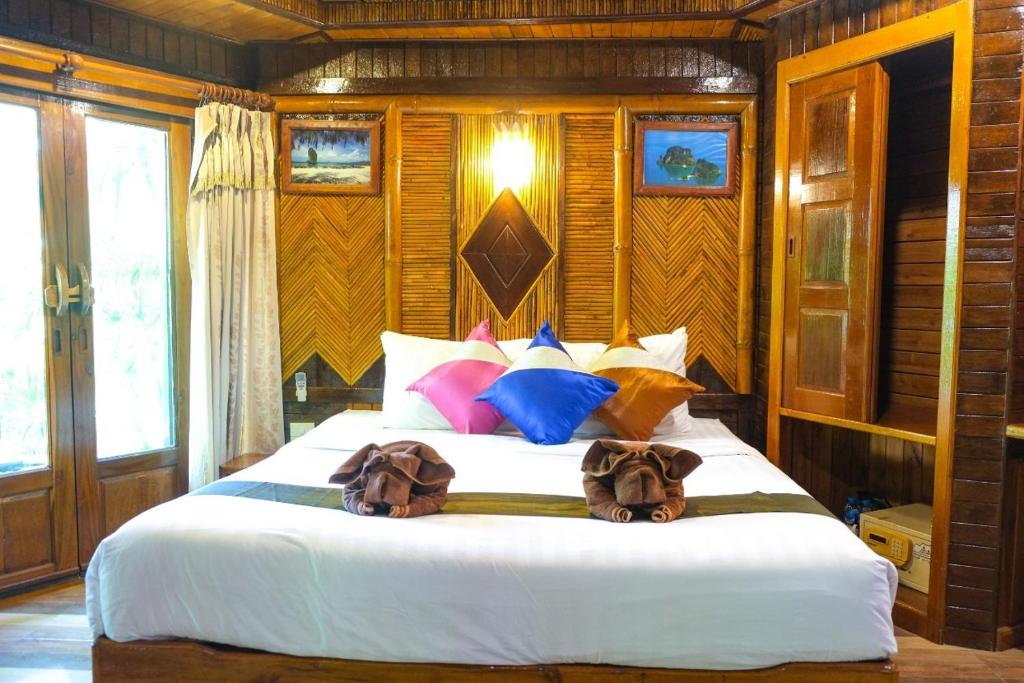 Postel nebo postele na pokoji v ubytování Phu Pha Aonang Resort & Spa