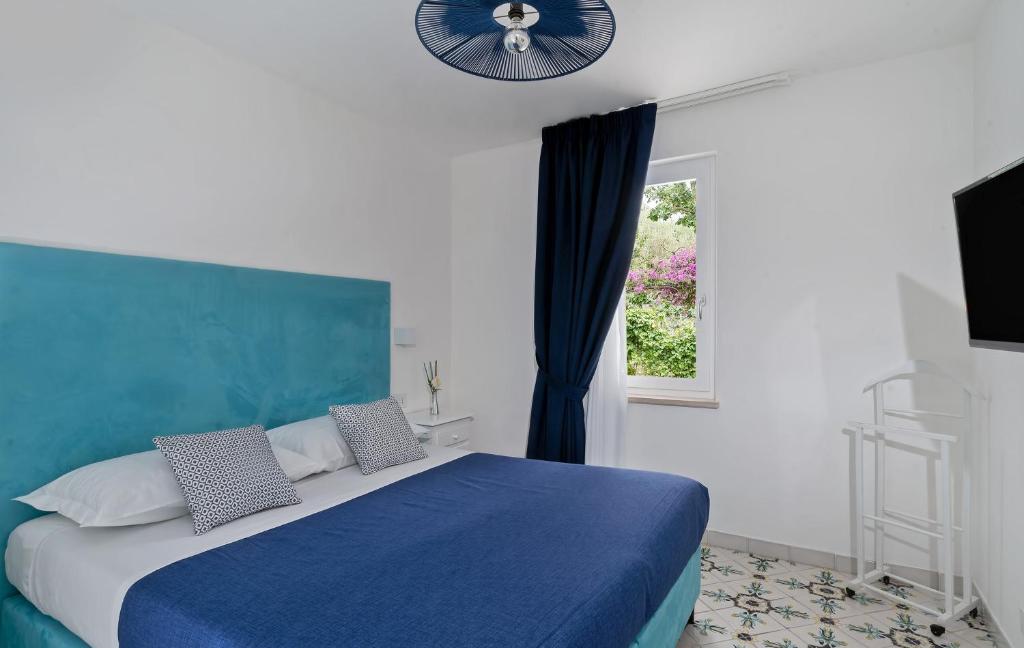 Postel nebo postele na pokoji v ubytování Capri Blue Luxury Villa Le Tre Monelle