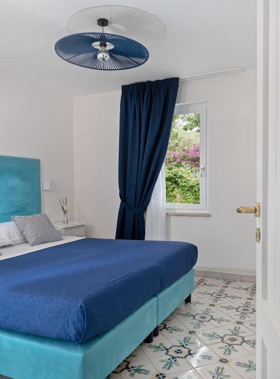 Postel nebo postele na pokoji v ubytování Capri Blue Luxury Villa Le Tre Monelle