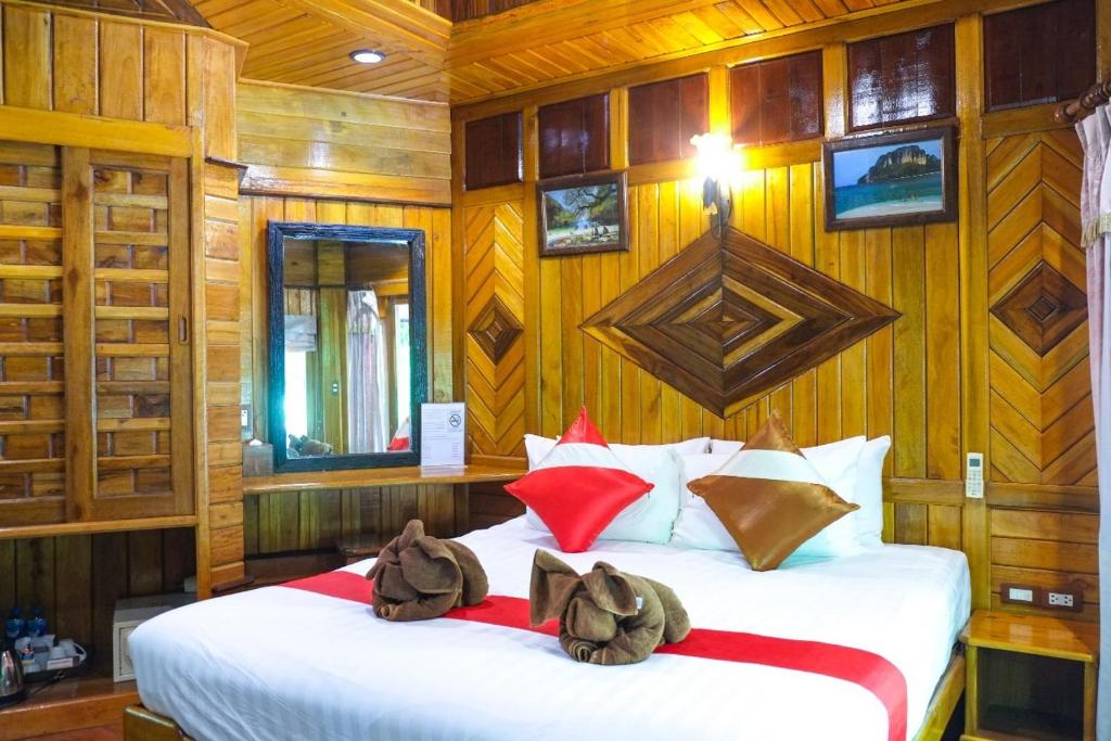 Postel nebo postele na pokoji v ubytování Phu Pha Aonang Resort & Spa