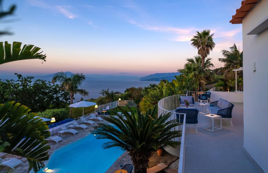 einen Balkon mit Blick auf das Meer bei Einbruch der Dunkelheit in der Unterkunft Capri Blue Luxury Villa Le Tre Monelle in Anacapri