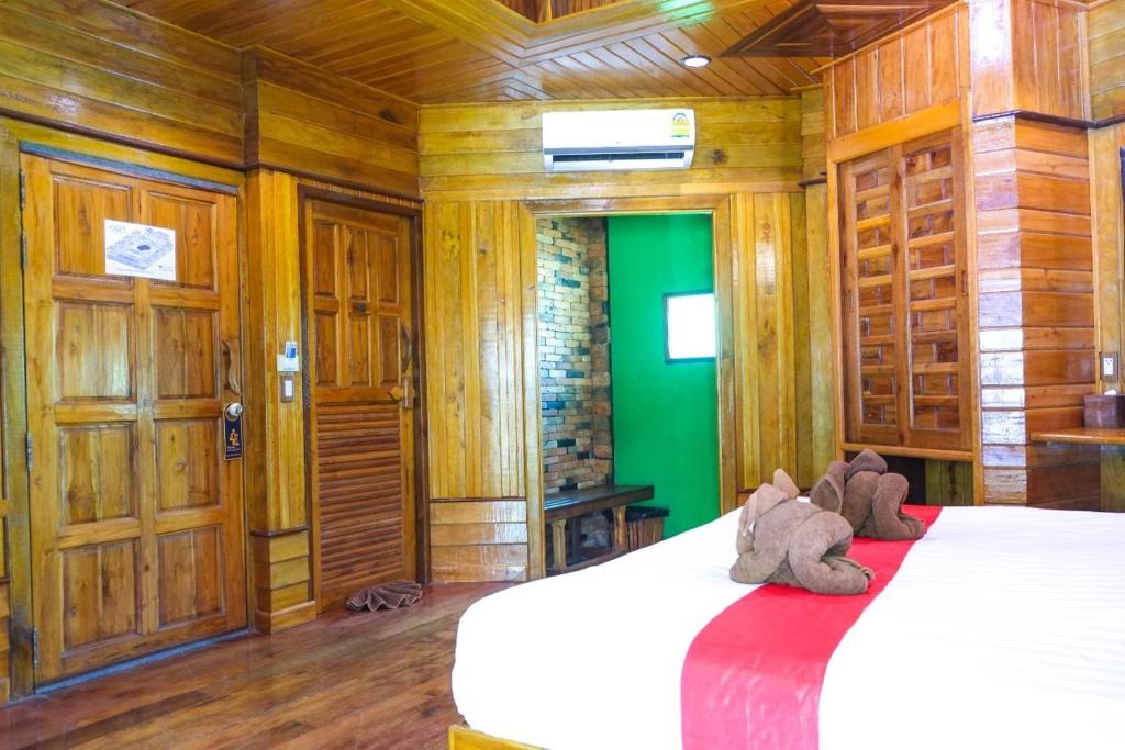 Postel nebo postele na pokoji v ubytování Phu Pha Aonang Resort & Spa