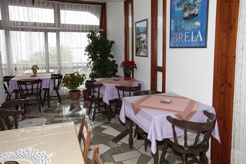 Reštaurácia alebo iné gastronomické zariadenie v ubytovaní Rooms Raos