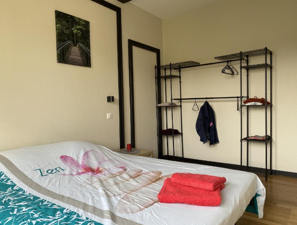 1 dormitorio con 1 cama con 2 estantes de ropa en AILE DU CHATEAU 6 personnes, en Lebétain