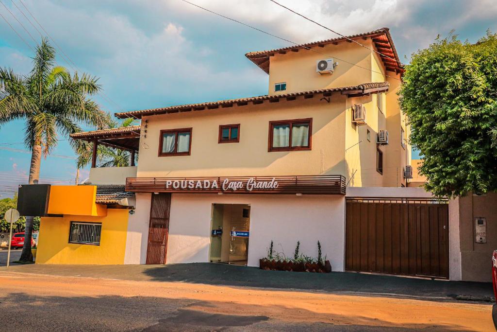 un bâtiment avec un signe indiquant le fonds de l'année touristique dans l'établissement Pousada Casa Grande, à Barra do Garças