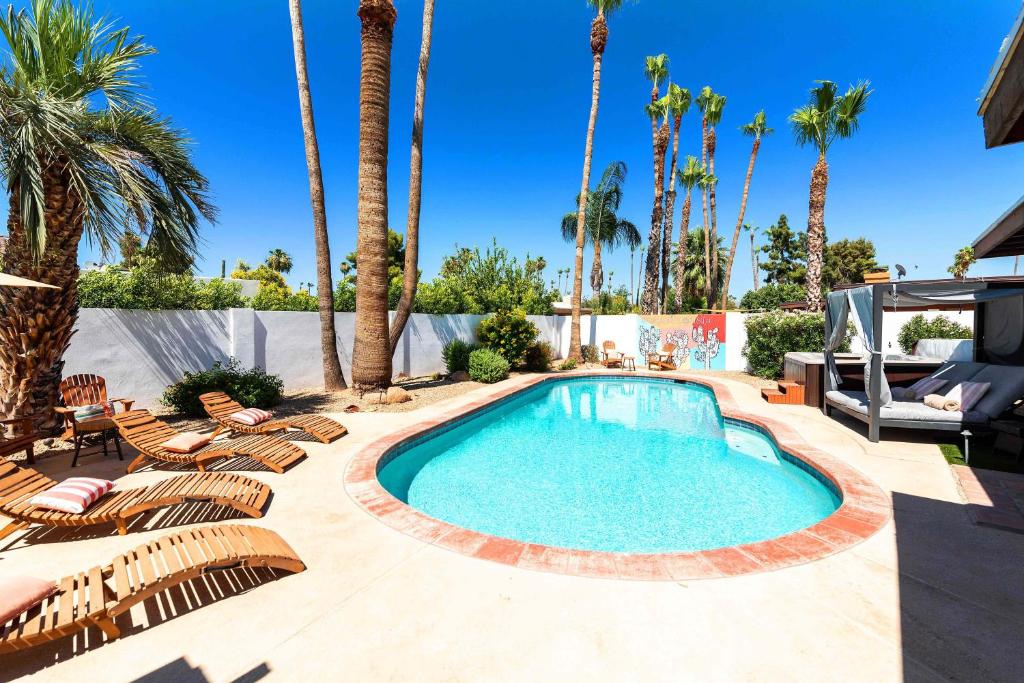 Cactus Bloom! 2 Masters, Pool, Golf, Arcade, and Hot Tub! - Housity