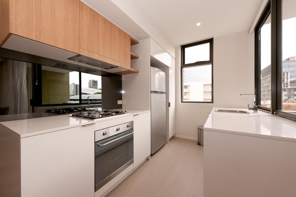 Vine Apartments South Brisbaneにあるキッチンまたは簡易キッチン