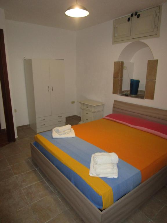 ein Schlafzimmer mit 2 Betten und Handtüchern darauf in der Unterkunft Zurigo Val di Noto in Noto