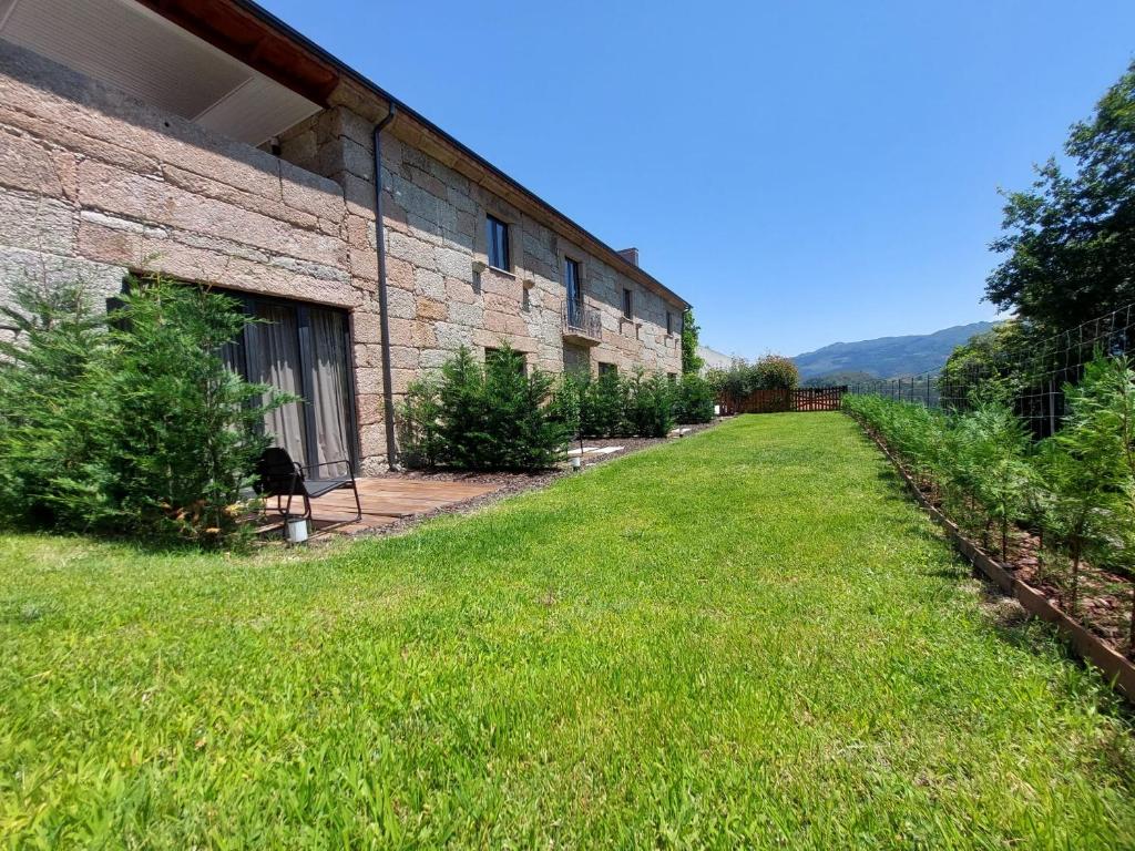 an empty yard next to a brick building at Quinta da Roda - Natureza & Bem-Estar às Portas do Parque Nacional Peneda-Gerês in Cela