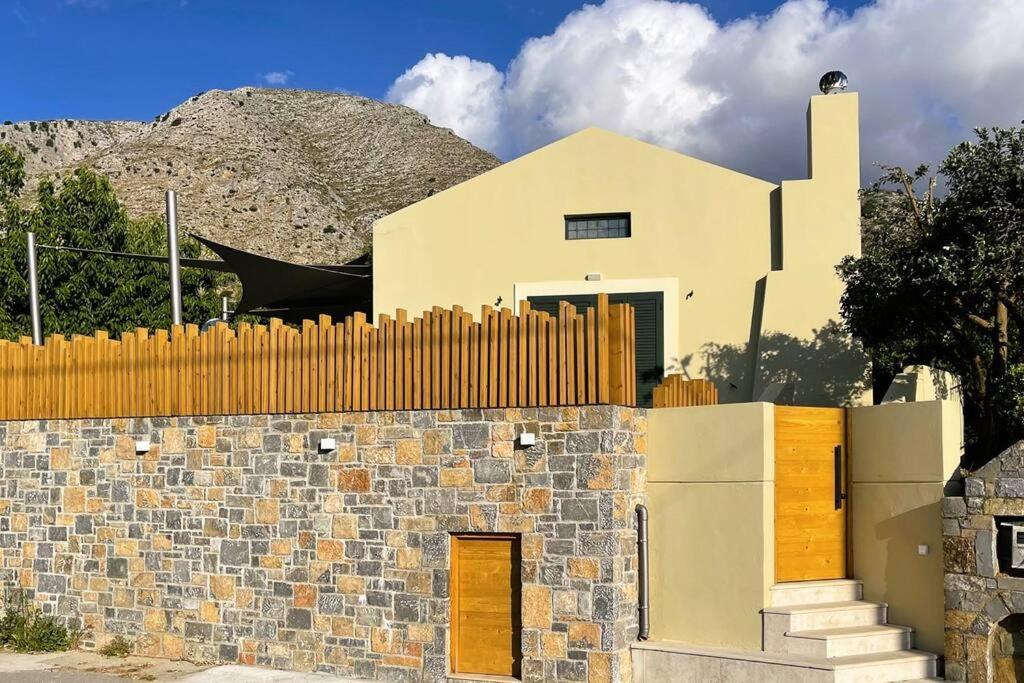 ein Haus mit einem Zaun auf einem Gebäude in der Unterkunft THE AA VILLA: Your Interactive Home Experience! in Kastamonítsa