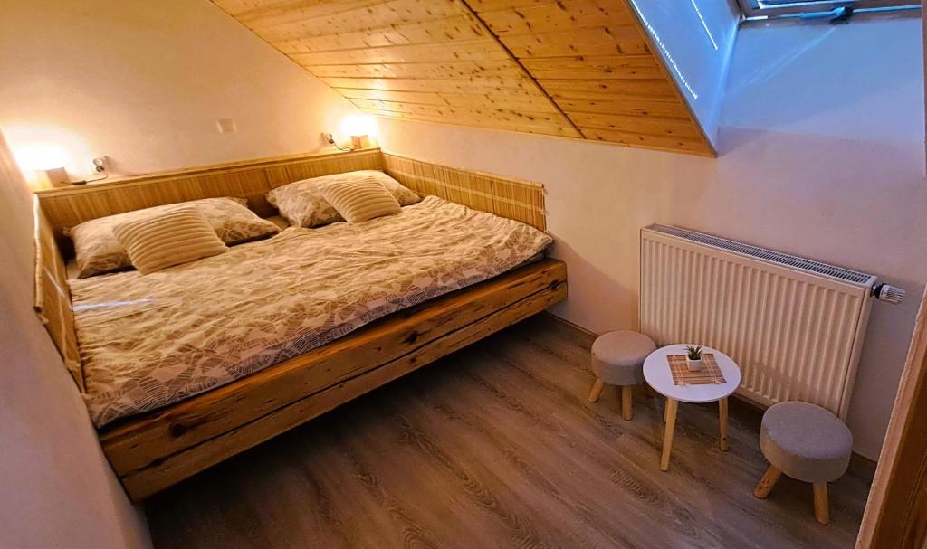 Postel nebo postele na pokoji v ubytování Apartmán u Ještěrky se saunou v ceně, Rejvízská 29, Jeseník